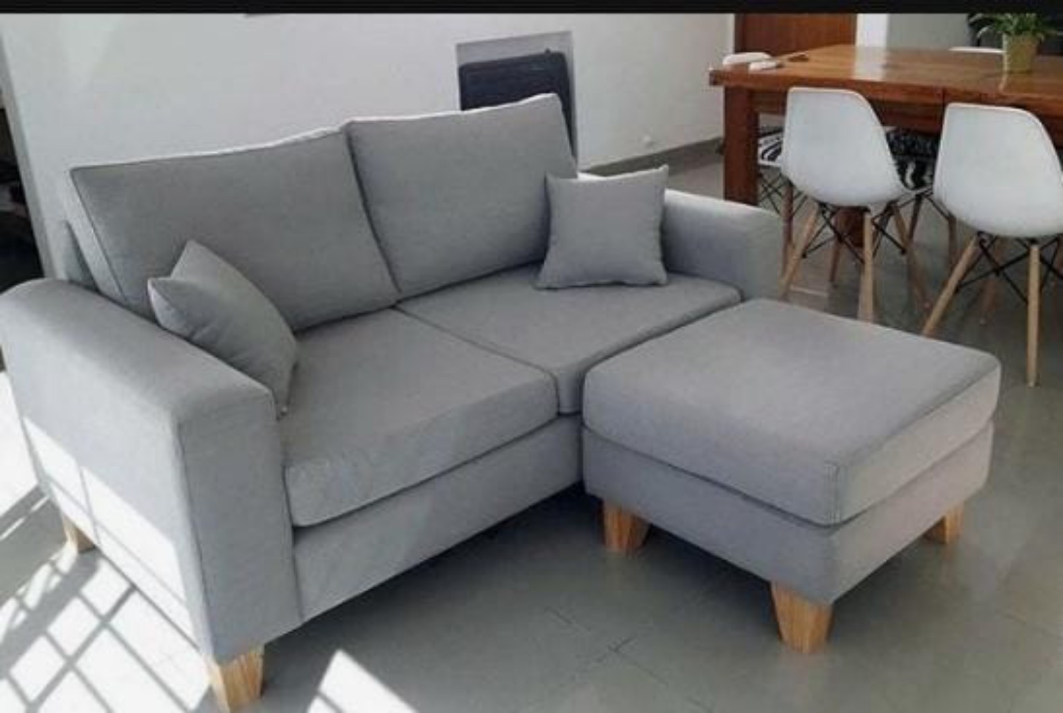 Sala en escuadra gris